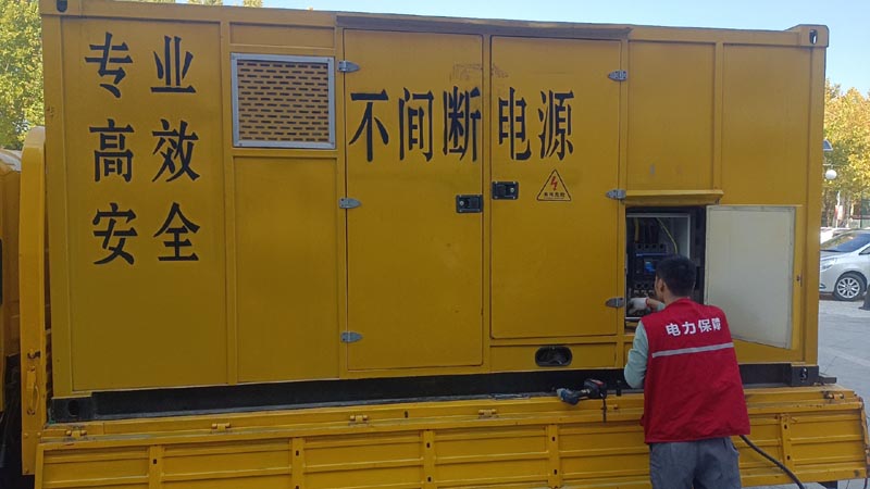 洞口柴油发电机组和UPS电源配合使用时，如何避免切换过程中的电力中断？