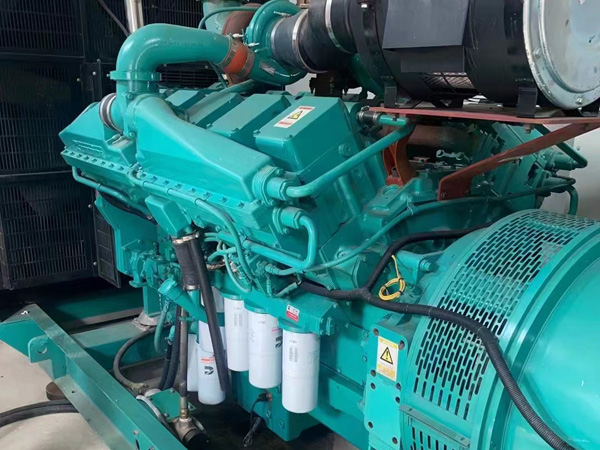 洞口更换100kW柴油发电机组机油时，需要注意哪些事项？